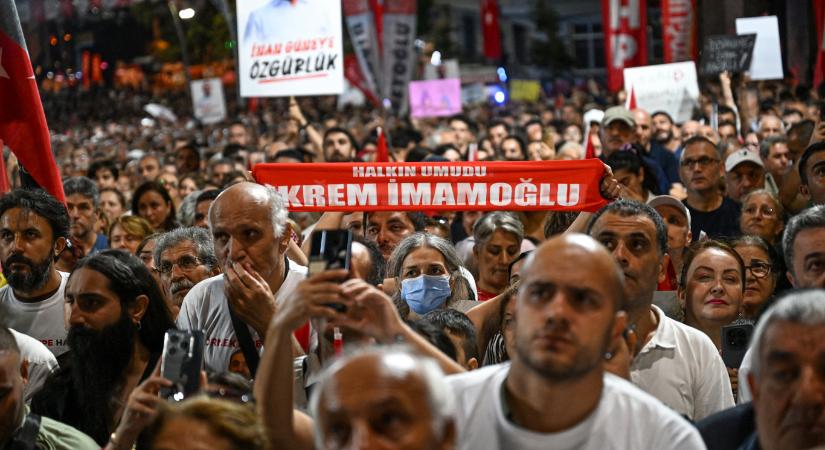 Bírósági döntéssel váltották le a legnagyobb török ellenzéki párt isztambuli vezetőjét