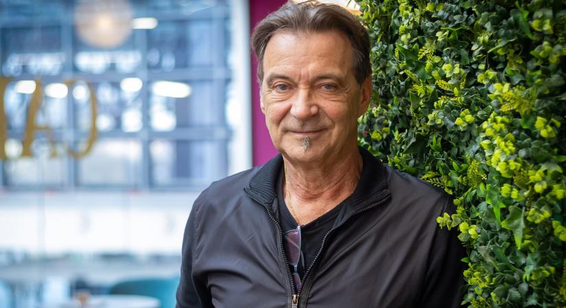 Hajas László a gyönyörű lányaival pózolt, a legidősebb 41 éves
