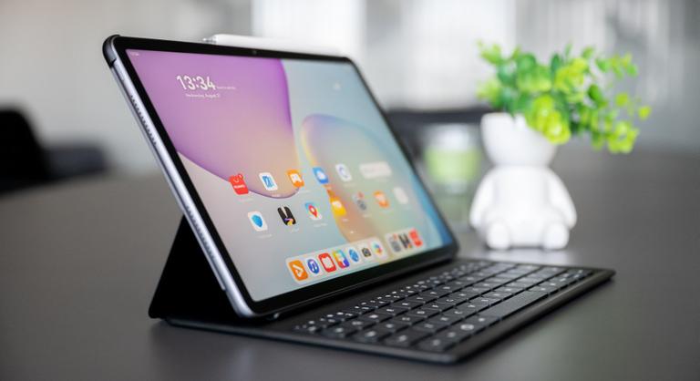 Mintha egy darab papírra írnánk: egyedülálló kijelzővel támad a Huawei diákbarát tablete