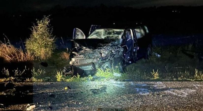 Helyszíni fotón a tatai súlyos baleset: horrorisztikus, mi maradt az autóból