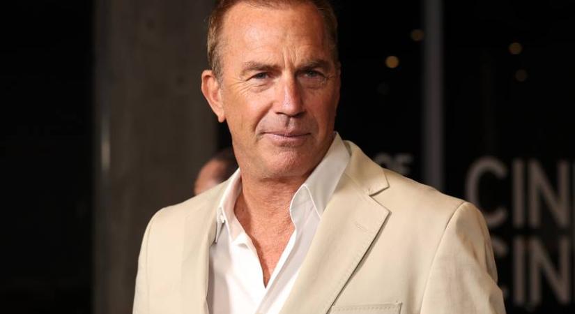 Kevin Costner ezzel a 24 évvel fiatalabb nővel randizik: a szőke Kelly gyönyörű