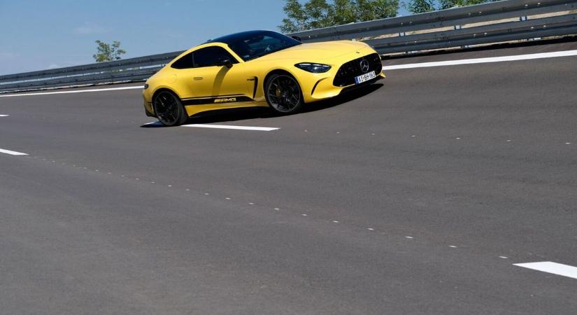 240-nel hasított a brutális Mercedes AMG Zalában – bírság helyett izomláz lett a következmény