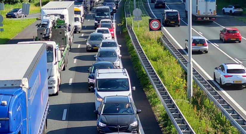 Vérfagyasztó baleset a sztrádán, videón, ahogy két teherautó között csapódott az árokba egy kombi