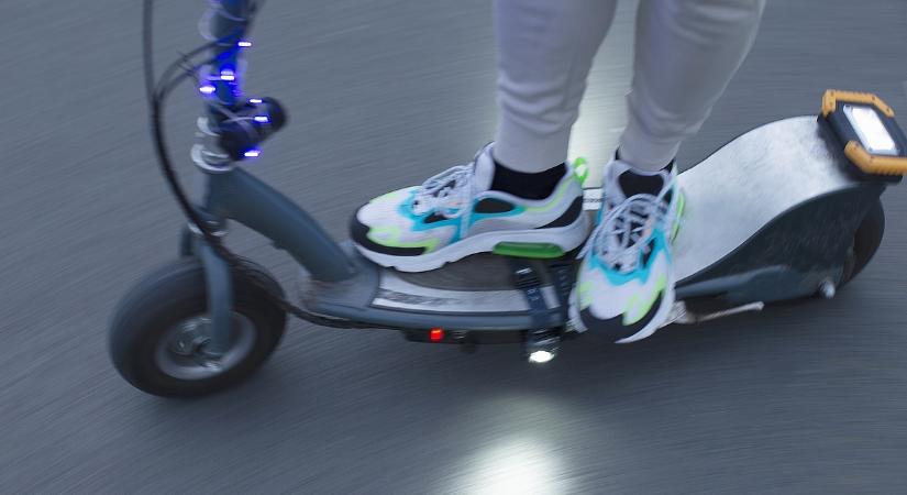 Megint lángra kaptak az e-rollerek, az utcán töltötték a fél éjszakát a lakók