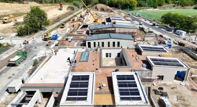 Nyugati oldalán már a kertet, keletin még a támfalat építik – így áll a Forrás utcai óvoda