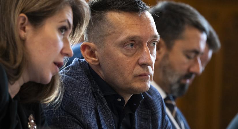 Spórolásra hivatkozva jelentősen lazítaná a nemzetbiztonsági átvilágítás szabályait Rogán minisztériuma