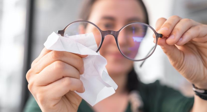 5 perc alatt még egy 20 éves szemüveg is olyan lesz, mint az új: így tisztítsd meg a lencsét