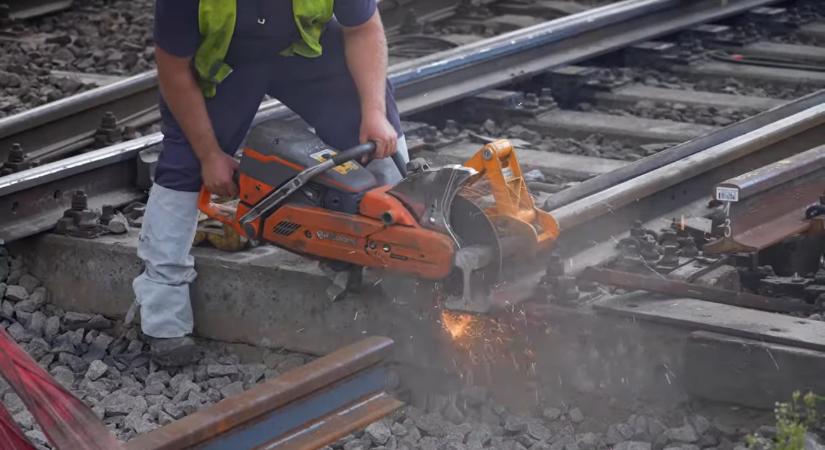 Szétvágták a síneket is a pályaudvaron – videó