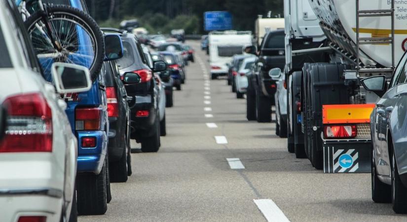Több kilométeres az autósor az M3-ason kora reggel