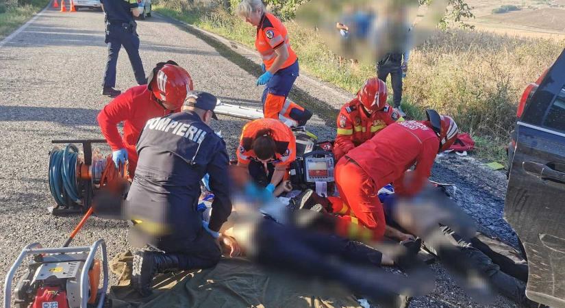 Súlyos baleset: 15 személy érintett, többen a roncsok közé szorultak