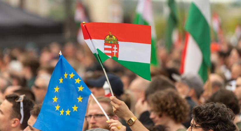 Eurobarometer: a magyarok 82 százaléka kötné a jogállamisághoz az EU-s pénzeket, háromnegyedük szerint előnyünkre vált az uniós tagság