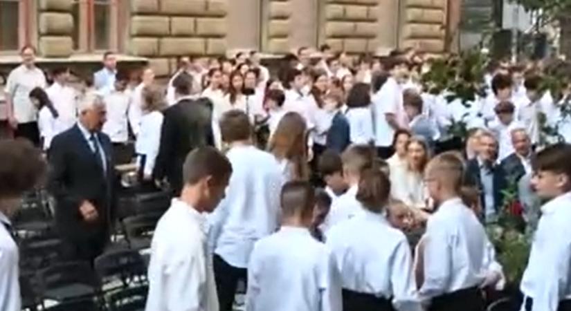 Zseniális, mi lett a parkolókból Budapesten – így néz ki az ország első iskolautcája