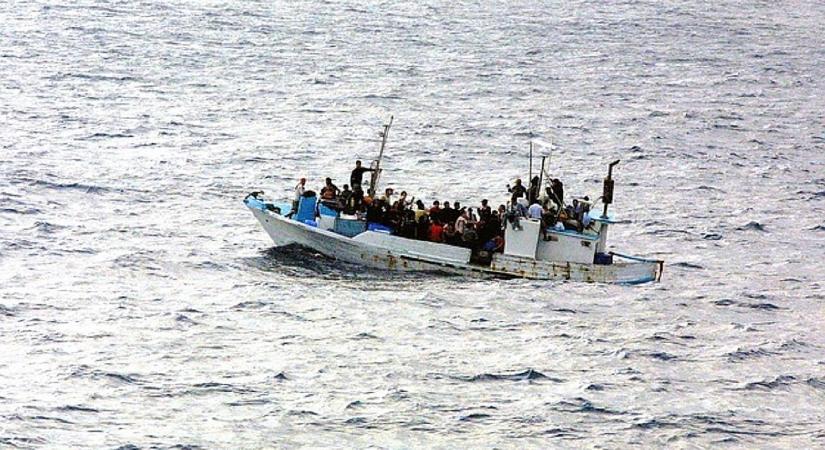Élve dobhatták a vízbe társaikat - őrizetbe vették a migránshajó utasait