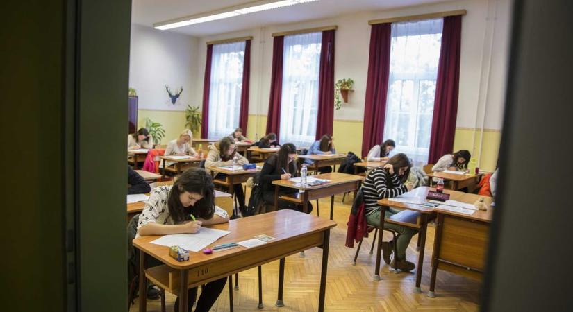 Idén kell felülvizsgálni a nemzeti alaptantervet, de a Belügyminisztérium szerint nem indokolt semmilyen változtatás