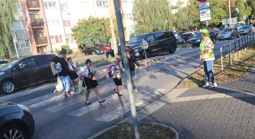 Tatabányán példát mutatnak: önkéntes nagyszülők az iskolások biztonságáért