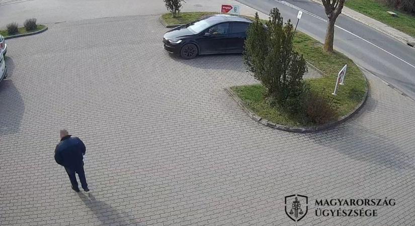 Megyünk lopni, megyünk lopni... – hiába volt gyors, a biztonsági kamerákat nem tudta lekörözni a tolvaj