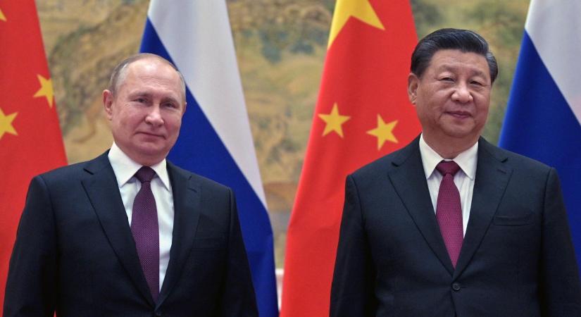 Giga katoni parádéval várta Putyint és Kimdzsongünt a Mao-zubbonyba bújt kínai elnök