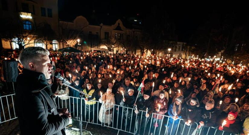 Továbbra is magabiztosan vezet a Tisza a Fidesz előtt, de...