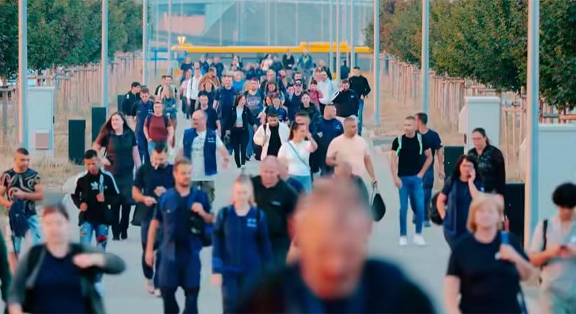 Közel kétszázötven új dolgozó állt munkába egyetlen napon a debreceni BMW-gyárban – videóval