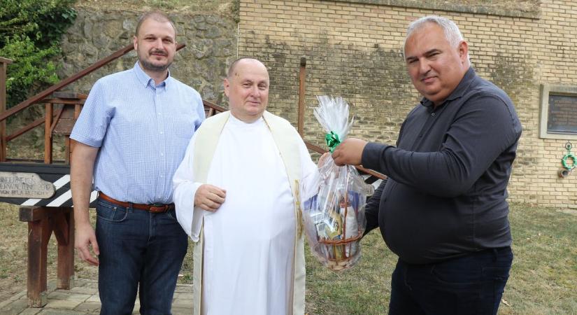 Jeles jubileum – tíz éve szolgálja a híveket a teveli plébános (képgalériával)