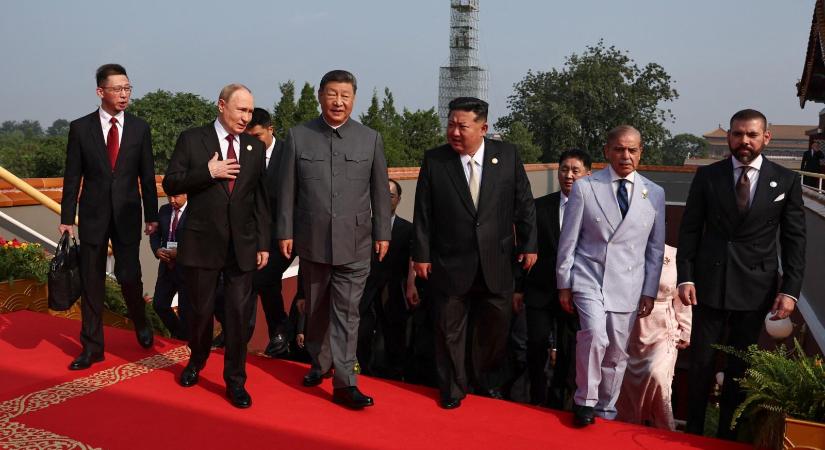 Vlagyimir Putyinnal és Kim Dzsongunnal az oldalán vezényelte le Hszi Csin-ping a pekingi díszszemlét