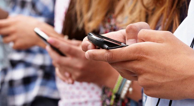 Erre használják a mobiljaikat a kamaszok – a hívás már szinte udvariatlanságnak számít
