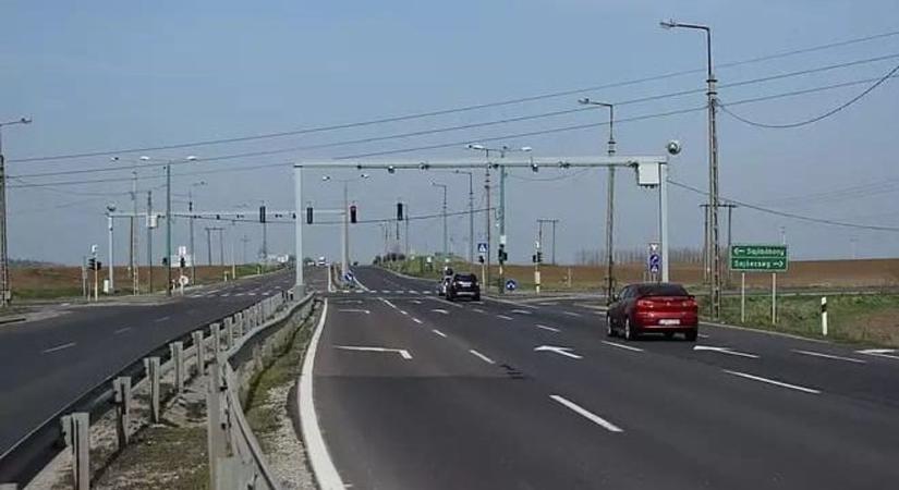 Életveszélyben Putnoknál, leszorította a családot a fekete autó
