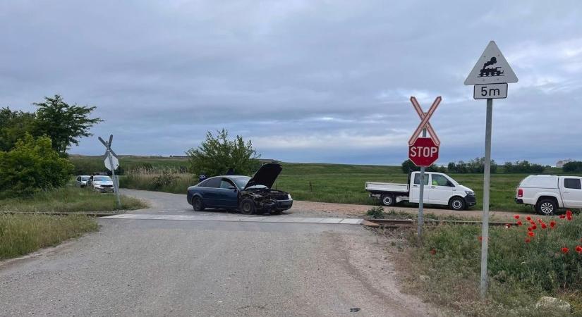 Baleset Debrecenben: megállás nélkül hajtott sínekre az Audi, letarolta a személyvonat – fotókkal
