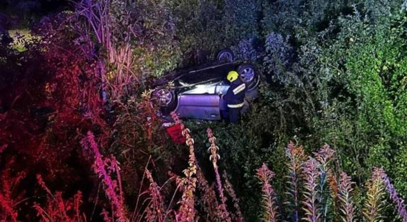 Baleset a 68-as úton: felborult egy autó, sérülteket vittek a kórházba! – fotó