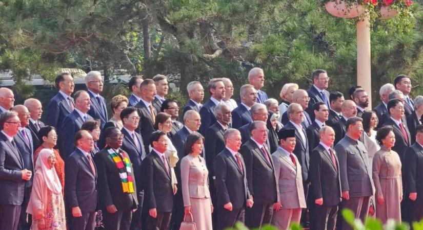 Pekingi parádé: az első sorban Putyin és Kim Dzsongun, hátul Szijjártó Péter