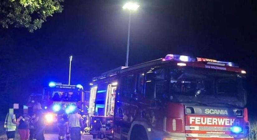 Tragédia Ausztriában: életét vesztette a töltésnek ütköző autó 70 éves sofőrje