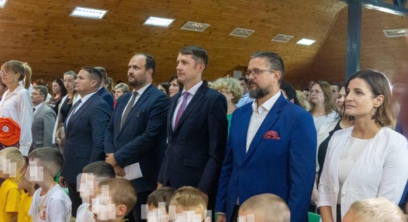 Nyílt levelet írt a VMDK az oktatási miniszternek a VMSZ tanszercsomag osztogatása miatt