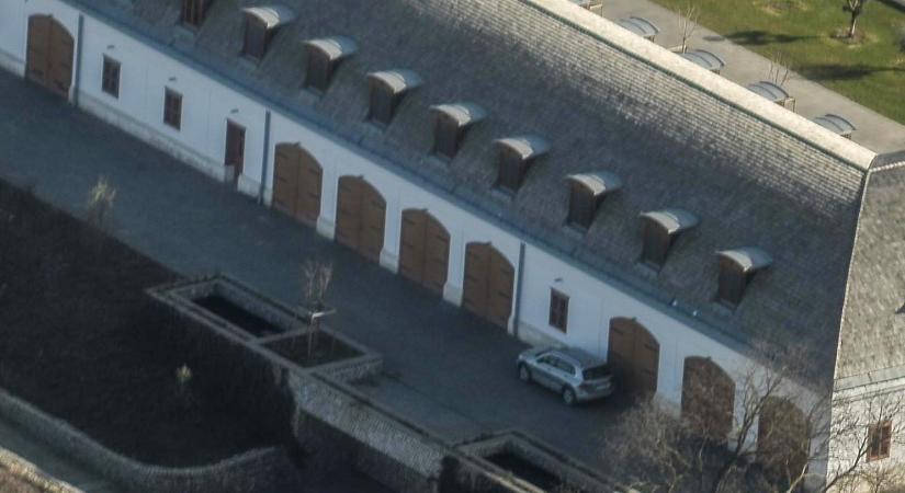 Pálinkafőző terasz, palackozó és kóstoló pinceterem – Hatvanpuszta föld alatti építményeiről posztolt Hadházy Ákos