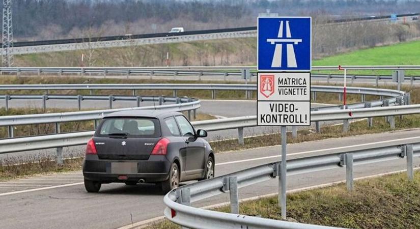 Hajszálon múlt a tragédia az M5-ös lehajtójánál, vakmerő manőver (videóval)