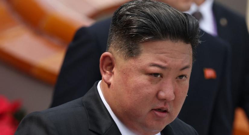 Ő lehet a diktátor örököse: rejtélyes személy tűnt fel Kim Dzsong Un oldalán (KÉPEK)