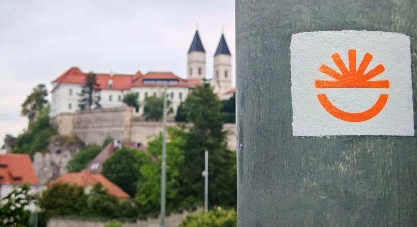 Új jelek árasztották el a várost: mi a jelentésük?