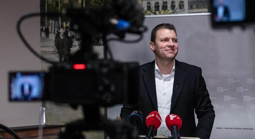 Menczer Tamás szerint igaza van az oroszlányi polgármesternek, aki a tanévnyitón örült annak, hogy nincs az elsősök között Mohamed