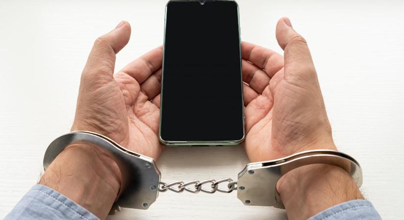 Terrorcselekménnyel fenyegetés miatt áll bíróság elé a nógrádi férfit, aki részegen azzal hívta ki a rendőröket, hogy megölt mindenkit