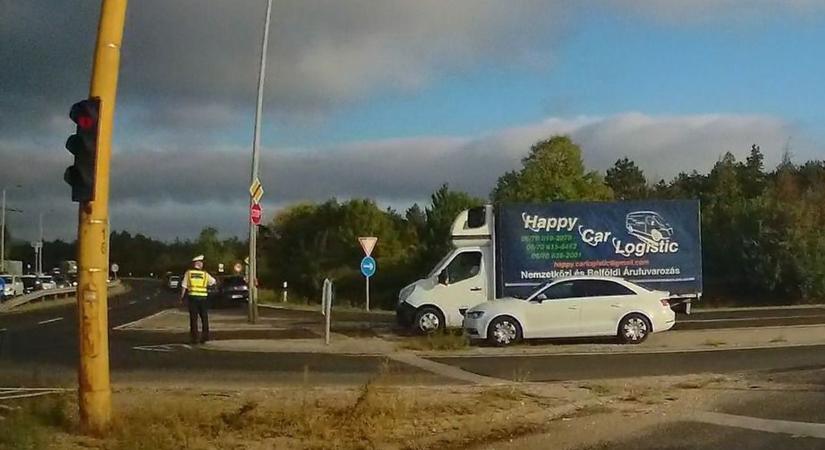 Rendőrök vették át az irányítást a csatári kereszteződésnél – enyhült a dugó, de megoldás még nincs (videó)