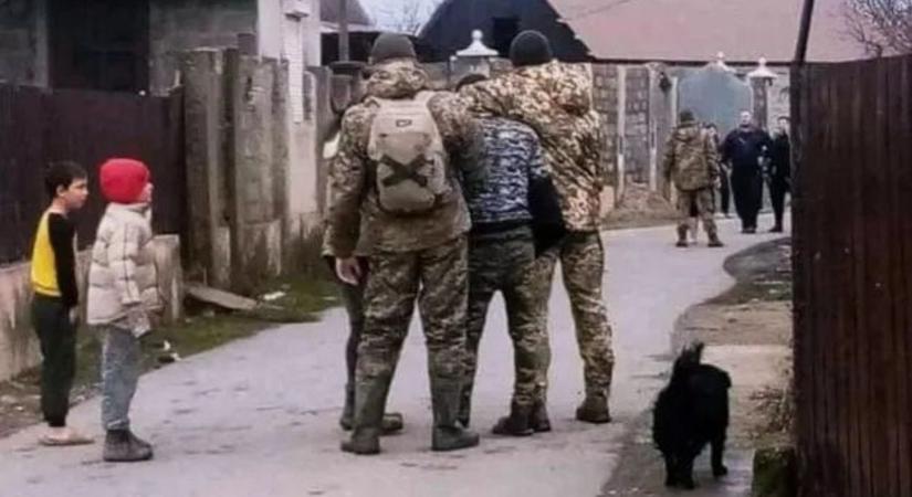 Felháborító: nyakánál fogva, fojtófogást alkalmazva hurcoltak el egy újabb magyar férfit az ukrán kényszersorozók