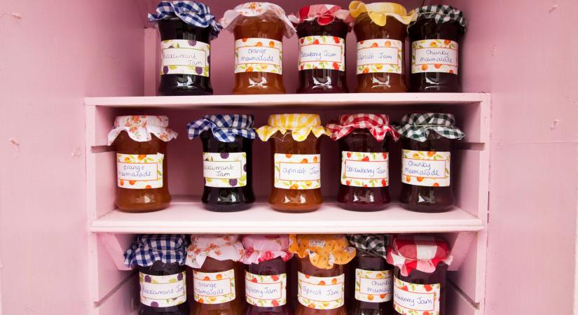 Hogyan távolítsd el a címkéket az üvegekről: mutatunk 4 bevált trükköt súrolás és vegyszerek nélkül