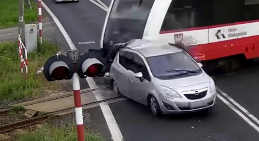 Egy 81 éves autós bemutatta, mit nem szabad csinálni a vasúti átjáróban