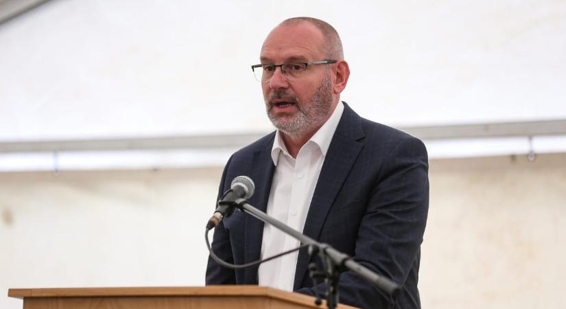 Az államtitkár üzeni, addig marad az árrésstop, amíg a multik nem értenek a szóból
