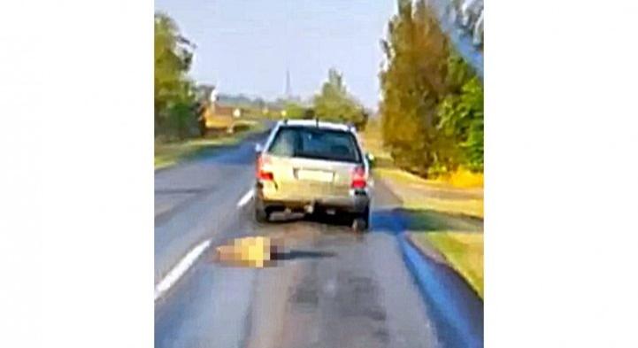 Elfogtak egy férfit, aki autója után kötött egy kutyát, majd 95 km/h-val húzta