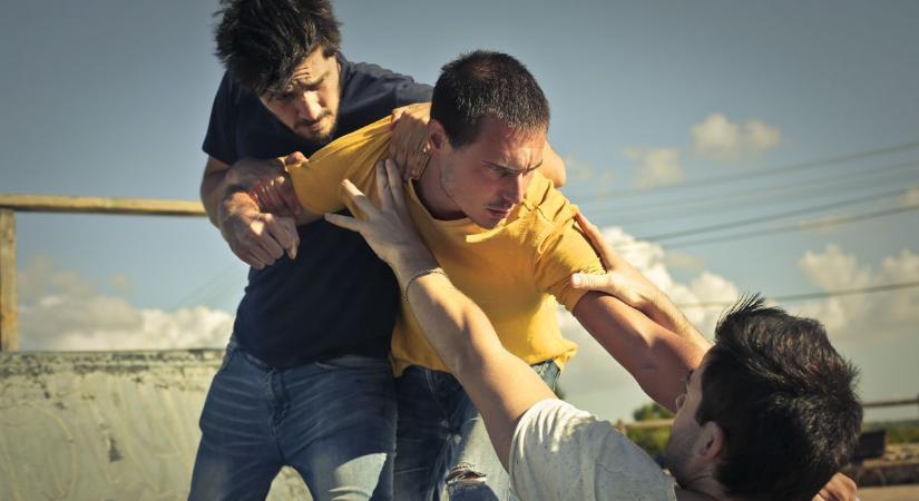 Filmbe illő utcai verekedés Esztergomban: ököllel és szöges faléccel intézték a vitát