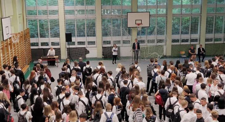 A középiskolákban is elindult a tanév 