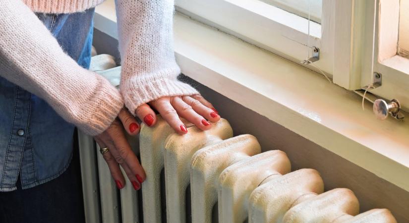 Egy régi zokni  ecet  makacs pormentesítés a radiátor mögött