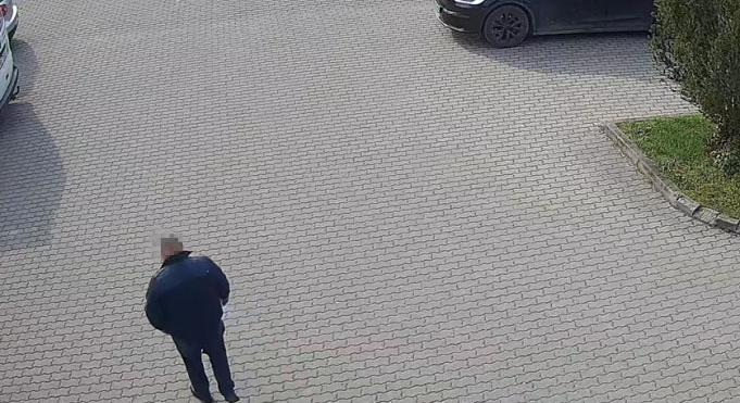 Pár perc alatt megtömte a zsebeit, de a kamerák mindent rögzítettek