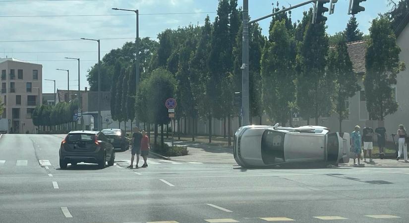Felborult egy autó Debrecenben belvárosában