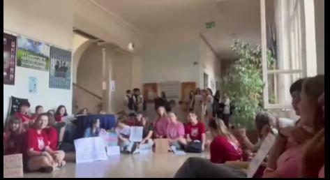 Szeptember elsején mondott fel a vásárhelyi tankerület egy drámais tanárnak Szentesen – ülősztrájkolnak a diákok az intézményen belül